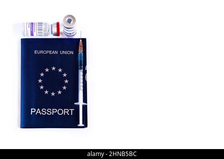 Concept du passeport sanitaire de l'UE. Passeport Covid ou certificat de voyage vert. La nécessité d'être vacciné contre le coronavirus pour voyager. Banque D'Images