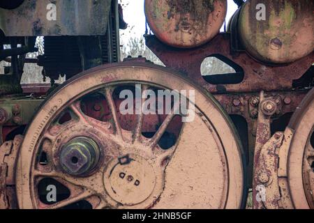 Gros plan de vieux trains rouillés et abandonnés Banque D'Images