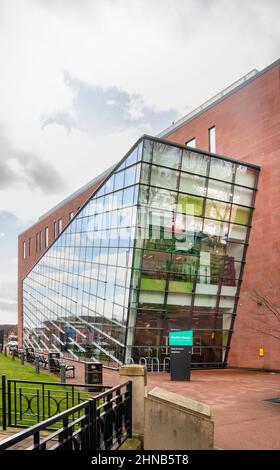 Bibliothèque de verre moderne et bâtiment du conseil de comté à Newcastle sous le staffordshire de lyme Banque D'Images