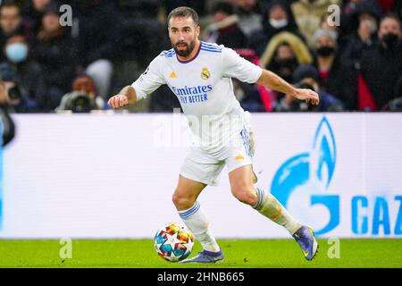 PARIS, FRANCE - FÉVRIER 15 : Daniel Carvajal du Real Madrid court avec le ballon avant le Round of Sixteen Leg One - match de l'UEFA Champions League entre Paris Saint-Germain et Real Madrid au Stade de France le 15 février 2022 à Paris, France (photo de Geert van Erven/Orange Pictures) Banque D'Images