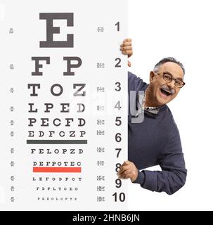 Homme mûr portant des lunettes et peeking de derrière un test oculaire isolé sur fond blanc Banque D'Images