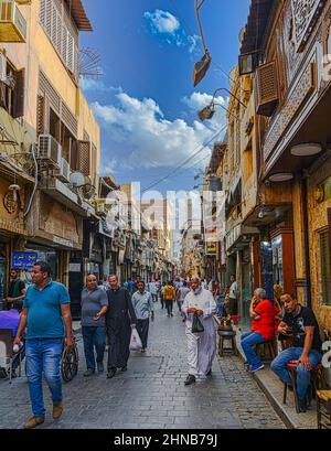 Scène de rue dans le marché de Khan El Khalili, le Caire. Banque D'Images