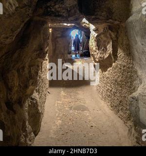 Le couloir d'entrée de la Grande Pyramide de Khufu a traversé la maçonnerie au neuvième siècle Banque D'Images