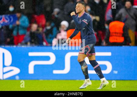 PARIS, FRANCE - FÉVRIER 15 : Kylian Mbappe de Paris Saint-Germain fête ses côtés premier but avant le Round of Sixteen Leg One - match de l'UEFA Champions League entre Paris Saint-Germain et Real Madrid au Stade de France le 15 février 2022 à Paris, France (photo de Geert van Erven/Orange Pictures) Banque D'Images