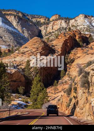 Automobile sur la route de Zion-Mount Carmel, en hiver, parc national de Zion, Utah. Banque D'Images