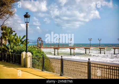 Marbella, Espagne - janvier 28 2022 : une jetée en bois sur la plage de Marbella Banque D'Images