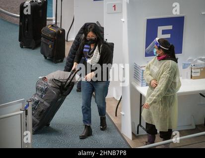 Richmond, Canada. 15th févr. 2022. Un voyageur est vu au site d'essai de la COVID-19, à l'intérieur du hall des arrivées de l'aéroport international de Vancouver, à Richmond, en Colombie-Britannique, au Canada, le 15 février 2022. Le Canada vient d'assouplir les exigences en matière de tests à l'arrivée pour les voyageurs entièrement vaccinés à partir du 28 février, alors que la dernière vague de COVID-19 pilotée par la variante Omicron a atteint son sommet, a annoncé l'Agence de la santé publique du Canada mardi. Credit: Liang Sen/Xinhua/Alay Live News Banque D'Images