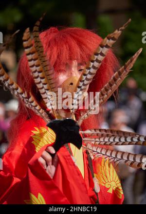 Nagoya, Japon – 20 octobre 2019 : un acteur portant le costume traditionnel de tengu d'un oiseau comme des créatures tenant un fan de plumes magiques (hauchiwa) à Th Banque D'Images