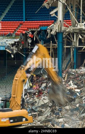 Une pelle hydraulique jaune démolissant le stade Detroit Tiger Banque D'Images