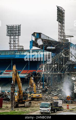 Une pelle hydraulique jaune démolissant le stade Detroit Tiger Banque D'Images