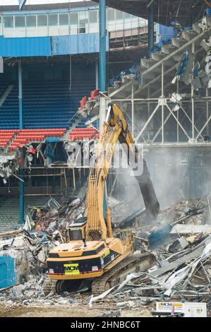 Une pelle hydraulique jaune démolissant le stade Detroit Tiger Banque D'Images