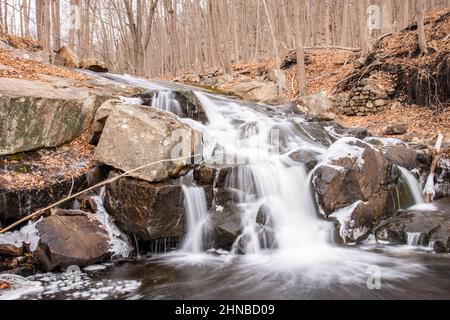Chute d'eau floue par vitesse d'obturation lente Banque D'Images