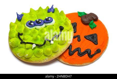 Biscuits aux monstres et aux citrouilles coupés en blanc. Banque D'Images