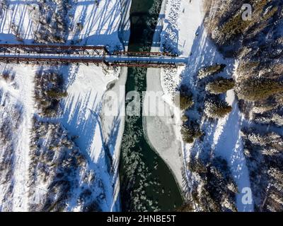 Vue aérienne de la vallée de la rivière Bow magnifique paysage en hiver. Forêt enneigée. Pont moteur Canmore. Parc national Banff. Banque D'Images
