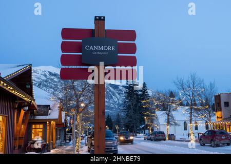 Canmore, Alberta, Canada - janvier 19 2022 : ville de Canmore vue sur la rue en hiver. Banque D'Images