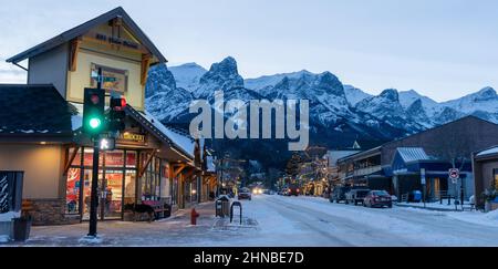 Canmore, Alberta, Canada - janvier 19 2022 : ville de Canmore vue sur la rue en hiver. Banque D'Images