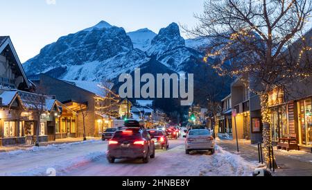 Canmore, Alberta, Canada - janvier 19 2022 : ville de Canmore vue sur la rue en hiver. Banque D'Images