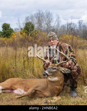 Chasseur avec un trophée buck tiré pendant la saison de l'arc dans le nord du Wisconsin. Banque D'Images