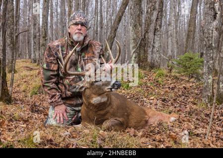 Chasseur avec un trophée buck tiré pendant la saison de l'arc dans le nord du Wisconsin. Banque D'Images