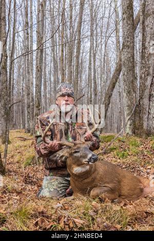 Chasseur avec un trophée buck tiré pendant la saison de l'arc dans le nord du Wisconsin. Banque D'Images