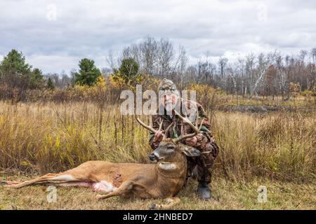 Chasseur avec un trophée buck tiré pendant la saison de l'arc dans le nord du Wisconsin. Banque D'Images