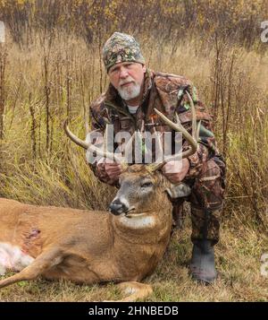 Chasseur avec un trophée buck tiré pendant la saison de l'arc dans le nord du Wisconsin. Banque D'Images