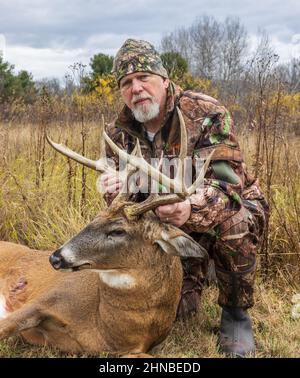 Chasseur avec un trophée buck tiré pendant la saison de l'arc dans le nord du Wisconsin. Banque D'Images