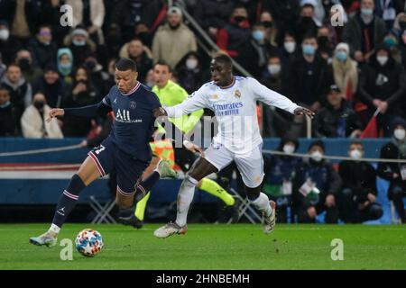 Paris, France. 16th févr. 2022. PSG Forward KYLIAN MBAPPE en action lors de la Ligue des champions de l'UEFA ronde 16 entre Paris Saint Germain et Real Madrid au Parc des Princes Stadium - Paris France.Paris SG a gagné 1:0 (Credit image: © Pierre Stevenin/ZUMA Press Wire) Banque D'Images