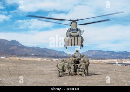 Les soldats affectés au 2nd Bataillon, 12th Field Artillery Regiment, 1st Stryker Brigade combat Team, 4th Infantry Division, se préparent à accrocher la charge au CH-47 Chinook, 9 février 2022, à fort Carson, Colorado. (Photos de l'armée des États-Unis par SPC. Emmanuel Jeanmarie) Banque D'Images
