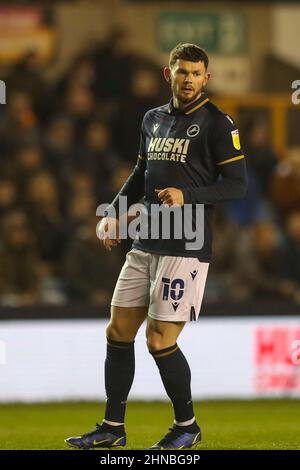 LONDRES, ROYAUME-UNI. FÉV 15th Oliver Burke de Millwall lors du match de championnat Sky Bet entre Millwall et Queens Park Rangers à la Den, Londres, le mardi 15th février 2022. (Credit: Tom West | MI News) Credit: MI News & Sport /Alay Live News Banque D'Images