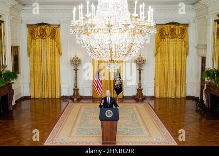 Washington, DC, États-Unis. 15th févr. 2022. Le président américain Joe Biden s'exprime en présentant une mise à jour sur la Russie et l'Ukraine dans la salle est de la Maison Blanche à Washington, DC, États-Unis, le mardi 15 février, 2022. Biden a déclaré qu'une attaque russe contre l'Ukraine est "très une possibilité" mais a déclaré que la diplomatie devrait se poursuivre. Photographe: Joshua Roberts/Bloomberg crédit: Joshua Roberts/Pool via CNP/dpa/Alay Live News Banque D'Images