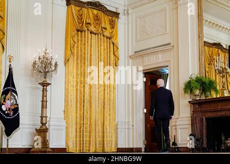 Washington, DC, États-Unis. 15th févr. 2022. Le président américain Joe Biden part après avoir fait le point sur la Russie et l'Ukraine dans la salle est de la Maison Blanche à Washington, DC, Etats-Unis, le mardi 15 février, 2022. Biden a déclaré qu'une attaque russe contre l'Ukraine est "très une possibilité" mais a déclaré que la diplomatie devrait se poursuivre. Photographe: Joshua Roberts/Bloomberg crédit: Joshua Roberts/Pool via CNP/dpa/Alay Live News Banque D'Images