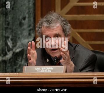 Le sénateur des États-Unis Sherrod Brown (démocrate de l'Ohio), président du Comité sénatorial américain des banques, du logement et des affaires urbaines, interroge le témoin lors de l'audience du Sénat sur les banques, le logement et les affaires urbaines pour examiner le rapport du Groupe de travail du président sur les marchés financiers sur les tablocines à Washington, DC. Crédit: Bill O'Leary/Pool via CNP Banque D'Images