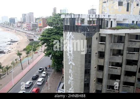 salvador, bahia, brésil - 11 février 2022 : ruines d'un bâtiment abandonné où l'hôtel Samarino était dans la ville de Salvador. Banque D'Images