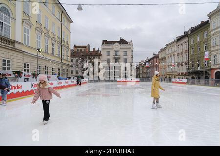 Lviv, Ukraine. 15th févr. 2022. Les gens patinent sur la glace sur la place Rynok, dans un contexte d'escalade à la frontière entre l'Ukraine et la Russie. Crédit : SOPA Images Limited/Alamy Live News Banque D'Images