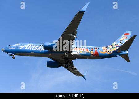 SeaTac, WA, États-Unis - 11 février 2022 ; Alaska Airlines Boeing 737 800 débarquant à Friendship et au-delà à Disneyland Resort - Pixar Pier peinture spéciale l Banque D'Images