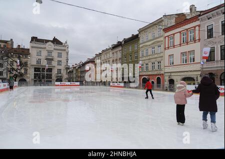 Lviv, Ukraine. 15th févr. 2022. Les gens patinent sur la glace sur la place Rynok, dans un contexte d'escalade à la frontière entre l'Ukraine et la Russie. (Photo de Mykola TYS/SOPA Images/Sipa USA) crédit: SIPA USA/Alay Live News Banque D'Images