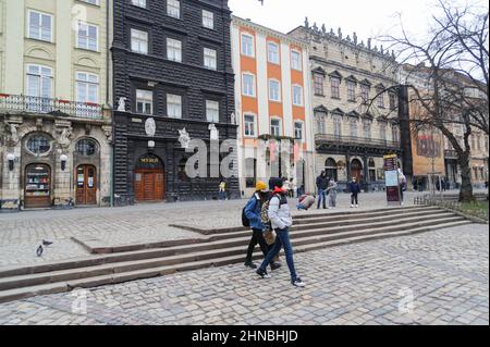 Lviv, Ukraine. 15th févr. 2022. Les gens marchent dans la rue dans le centre-ville, sur la place Rynok, dans un contexte d'escalade sur la frontière Ukraine-Russie. (Photo de Mykola TYS/SOPA Images/Sipa USA) crédit: SIPA USA/Alay Live News Banque D'Images