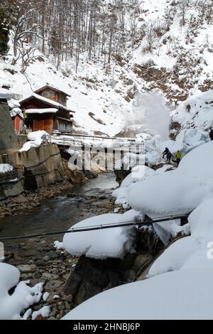 Yamanochi, nagano, japon, 2022/12/02 , Jigokudani Hot Spring Korakukan près du parc national joshinetsu-kogen, où les touristes peuvent aller voir le moine de neige Banque D'Images