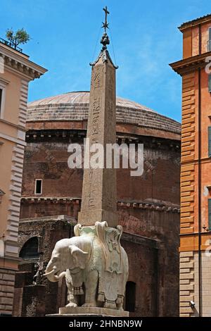 La statue de l'Eléphant et de l'Obélisque à l'extérieur de Santa Maria sopra Minerva, sur la Piazza della Minerva, à Rome, en Italie Banque D'Images