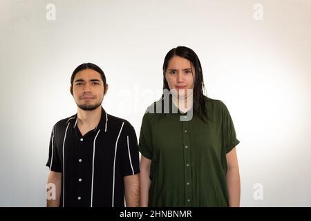 couple marié se battant et hurlant sur un fond blanc Banque D'Images