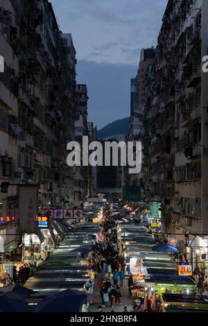 Vue sur la rue Fa Yuen à Hong Kong depuis le haut avec les stands ouverts la nuit Banque D'Images