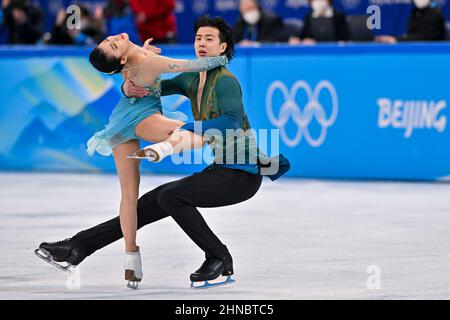 BEIJING, CHINE - FÉVRIER 14 : Shiyue Wang et Xinyu Liu de Team China patinent pendant la danse libre sur glace le dixième jour de l'Olym d'hiver de Beijing 2022 Banque D'Images