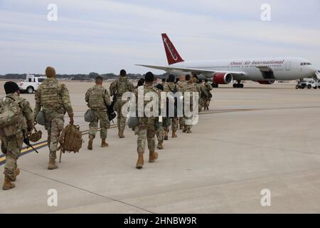 Fort Bragg, États-Unis. 08 février 2022. Les parachutistes de l'armée américaine de la 82nd Airborne Division et du 18th Airborne corps chargent sur un avion d'affrètement Omni Air International le 8 février 2022 à fort Bragg, en Caroline du Nord. Les soldats se déploient en Europe de l'est pour soutenir les alliés de l'OTAN et décourager l'agression russe contre l'Ukraine. Crédit : Sgt. Brian Micheliche/Armée des États-Unis/Alamy Live News Banque D'Images