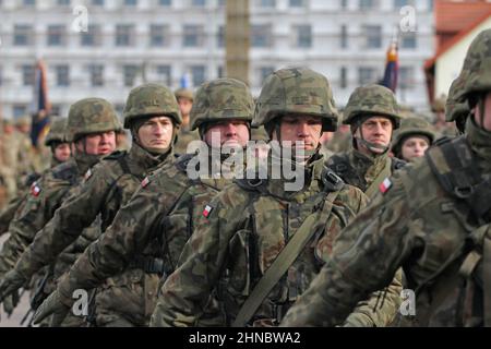 Bemowo Piskie, Pologne. 11 février 2022. Les soldats des forces terrestres polonaises défilent lors d'une cérémonie de passation de pouvoir dans la zone d'entraînement de Bemowo Piskie le 11 février 2022 à Bemowo Piskie, en Pologne. Des soldats américains se déploient en Europe de l'est pour soutenir les alliés de l'OTAN et décourager l'agression russe contre l'Ukraine. Crédit : SSTGT. Edward Siguenza/Armée des États-Unis/Alamy Live News Banque D'Images