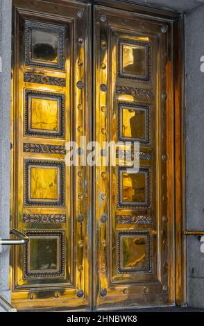 Les détails de la porte ornementale dorée. Gros plan d'une vieille porte de couleur or du bâtiment. Banque D'Images