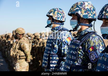 Mihail Kogalniceanu, Roumanie. 11 février 2022. Des soldats roumains et américains se réunissent lors d'une visite du Secrétaire général de l'OTAN, M. Jens Stoltenberg, à la base aérienne de Mihail Kogalniceanu, le 11 février 2022, à Mihail Kogalniceanu, en Roumanie. Des forces renforcées de l’OTAN se sont déployées en Europe de l’est pour dissuader l’agression russe contre l’Ukraine. Crédit: SPC. Osvaldo Fuentes/Armée des États-Unis/Alamy Live News Banque D'Images