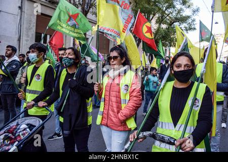 Athènes, Grèce, 15/02/2022, les militants kurdes marchent au centre de la capitale grecque, qui détient des drapeaux kurdes. Des dizaines d'activistes kurdes ont organisé une marche de protestation de 42 kilomètres entre le village historique de Marathon à Attica et l'ambassade de Turquie à Athènes, en branlant des drapeaux et en criant des slogans tels que « Freedom for Ocalan ». Le 15 février 1999 : la Turquie, avec l'aide des États-Unis, a pris le dirigeant révolutionnaire kurde, Abdullah Öcalan, captif au Kenya. Öcalan était en route de l'ambassade grecque à l'aéroport et est resté emprisonné depuis. (Photo par Dimitris Aspiotis/Pacific Press) Banque D'Images