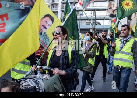 Athènes, Grèce, 15/02/2022, les militants kurdes marchent au centre de la capitale grecque, qui détient des drapeaux kurdes. Des dizaines d'activistes kurdes ont organisé une marche de protestation de 42 kilomètres entre le village historique de Marathon à Attica et l'ambassade de Turquie à Athènes, en branlant des drapeaux et en criant des slogans tels que « Freedom for Ocalan ». Le 15 février 1999 : la Turquie, avec l'aide des États-Unis, a pris le dirigeant révolutionnaire kurde, Abdullah Öcalan, captif au Kenya. Öcalan était en route de l'ambassade grecque à l'aéroport et est resté emprisonné depuis. (Photo par Dimitris Aspiotis/Pacific Press) Banque D'Images