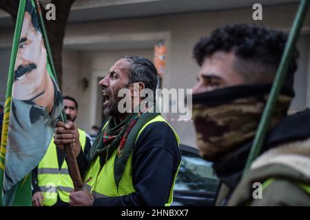 Athènes, Grèce. 15th févr. 2022. Les militants kurdes crient des slogans en brandant des drapeaux près de l'ambassade de Turquie à Athènes. Des dizaines d'activistes kurdes ont organisé une marche de protestation de 42 kilomètres entre le village historique de Marathon à Attica et l'ambassade de Turquie à Athènes, en branlant des drapeaux et en criant des slogans tels que ''Freedom for Ocalan''. Le 15 février 1999 : la Turquie, avec l'aide des États-Unis, a pris le dirigeant révolutionnaire kurde, Abdullah Ã-calan, en captivité au Kenya. Ã-calan était en route de l'ambassade grecque à l'aéroport et est resté emprisonné depuis. (Credit image: © Dimitris Aspiotis/Pacifi Banque D'Images